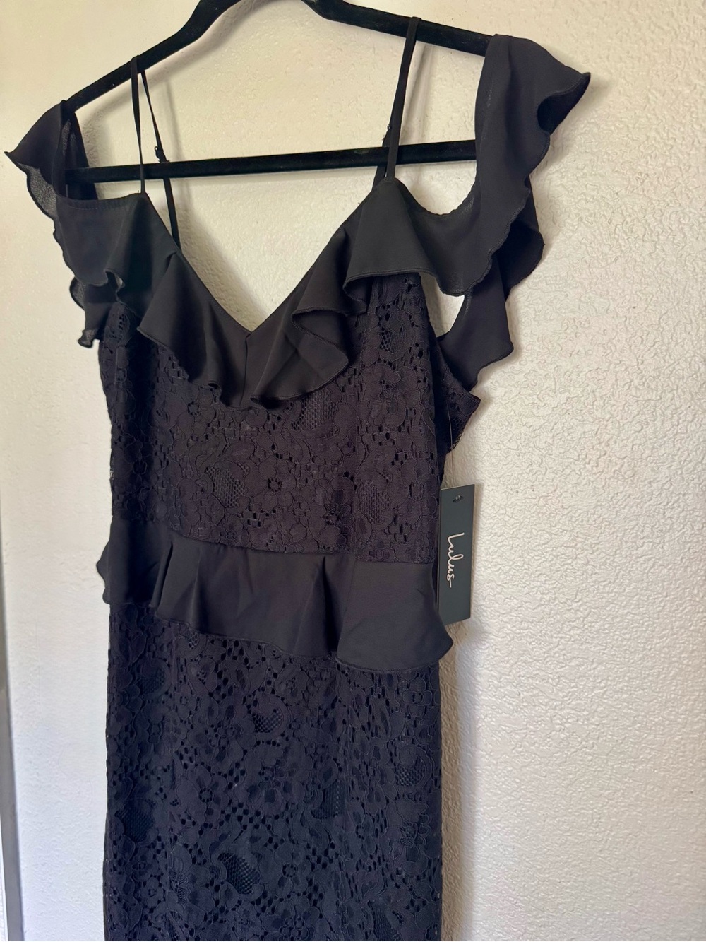 NWT Lulu’s Black Lace Cold-Shoulder Midi Dress